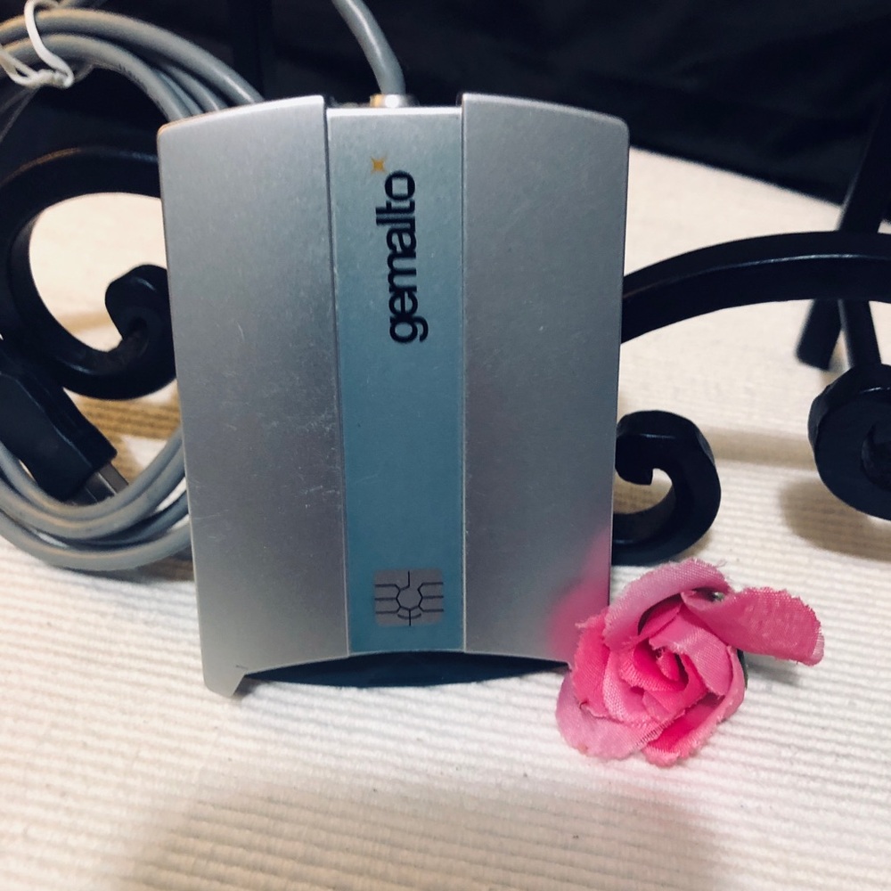 Gemalto Silver USB Smart Card Reader - Desktop PC Access